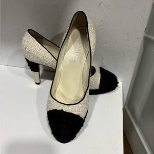 Vintage CHANEL Black and Cream Two-Tone Heels